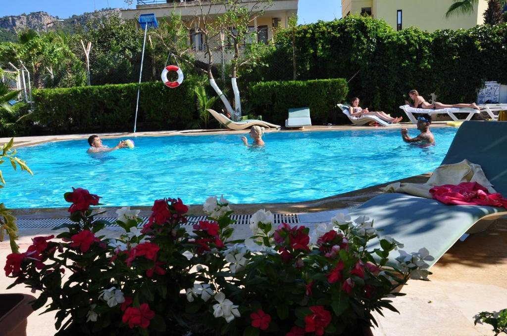 Bazén v ubytování Tuncer Garden Hotel nebo v jeho okolí