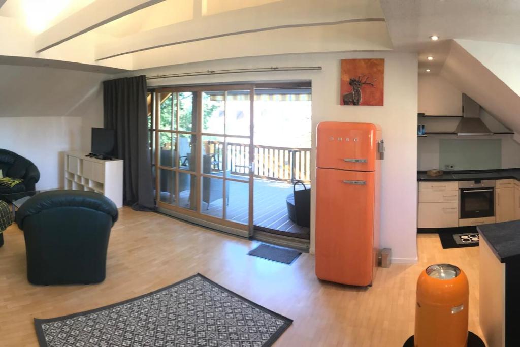 una cucina con frigorifero arancione in soggiorno di Wendlers Ferienwohnungen #7 a Schwaig bei Nürnberg