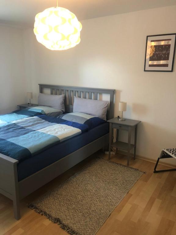 ノルトハイムにあるFerienwohnung An der Selde für 4 Personenのベッドルーム1室(ベッド2台、テーブル、照明付)