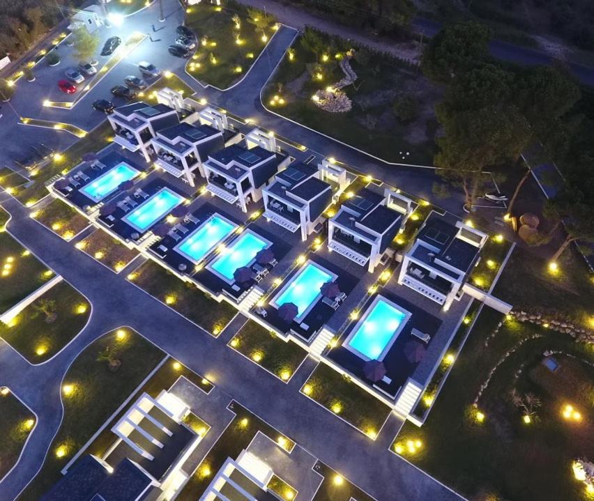 Pohľad z vtáčej perspektívy na ubytovanie Crystal villas & suites