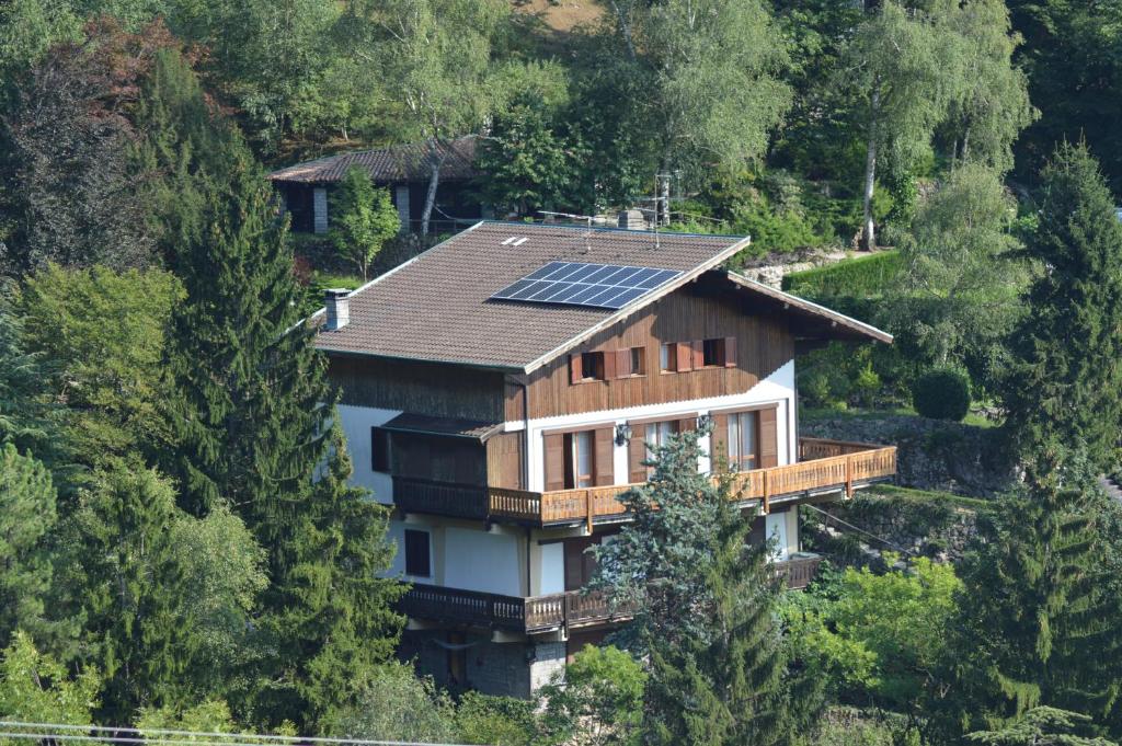 une maison avec des panneaux solaires sur le toit dans l'établissement L'Helleboro, à Viggiù