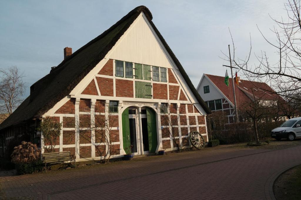 ein altes Haus mit weiß und braun in der Unterkunft Gästehaus Howe in Stade