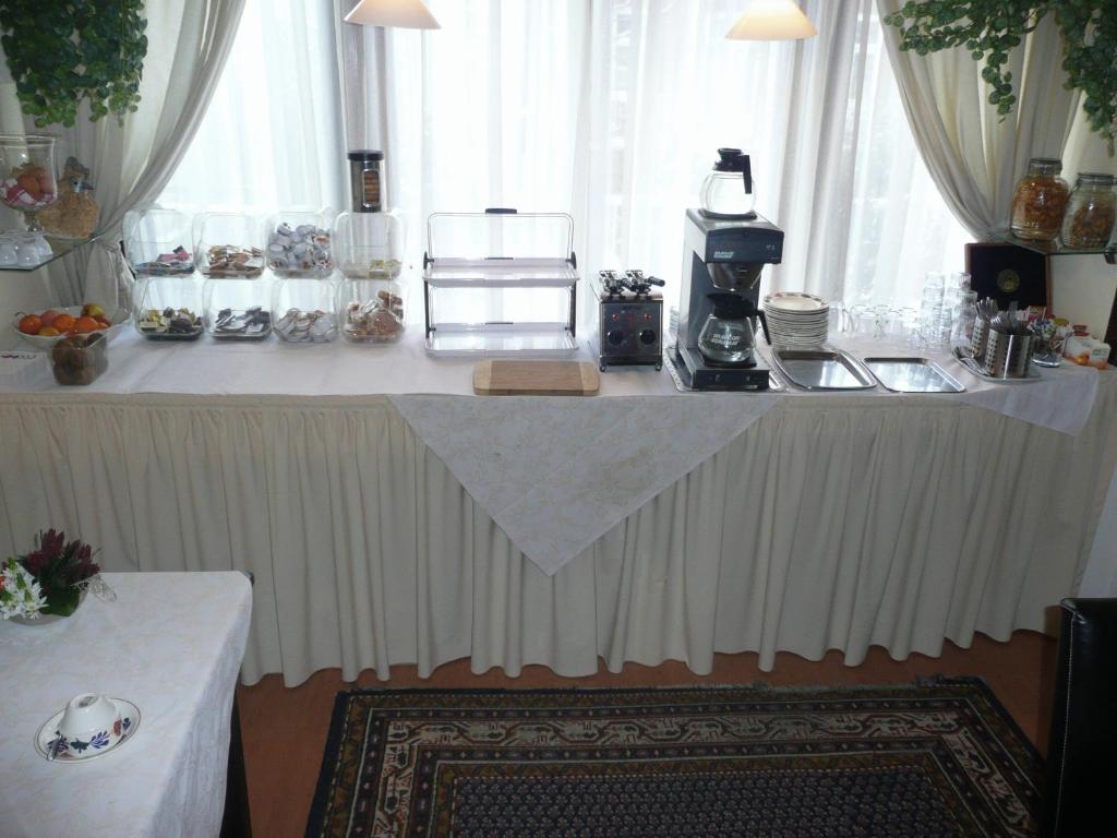 Příslušenství pro přípravu čaje a kávy v ubytování Staten Hotel