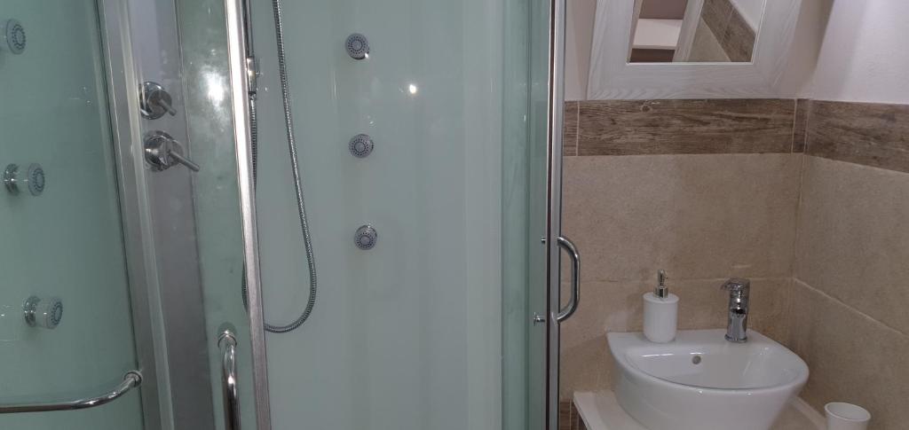 łazienka z prysznicem, toaletą i umywalką w obiekcie Guesthouse Luisella w Cagliari