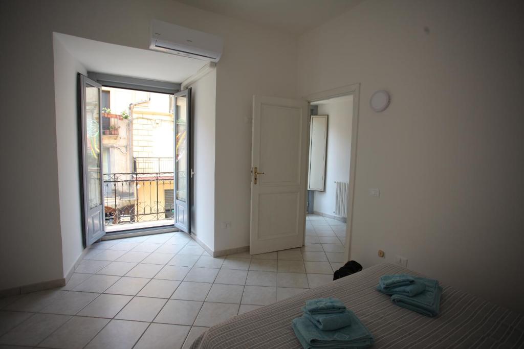 1 dormitorio con 1 cama con 2 toallas en Corso Garibaldi 22 apartment, en Paola