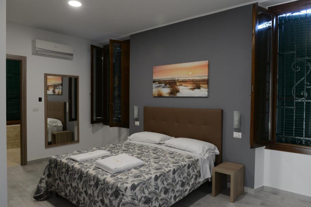sypialnia z łóżkiem i dwoma ręcznikami na nim w obiekcie Hotel Oregon w Mediolanie