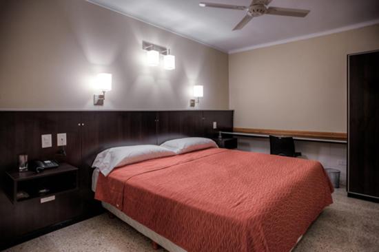アロヨ・セコにあるHotel Magdalenaのベッドルーム1室(赤毛布付きの大型ベッド1台付)