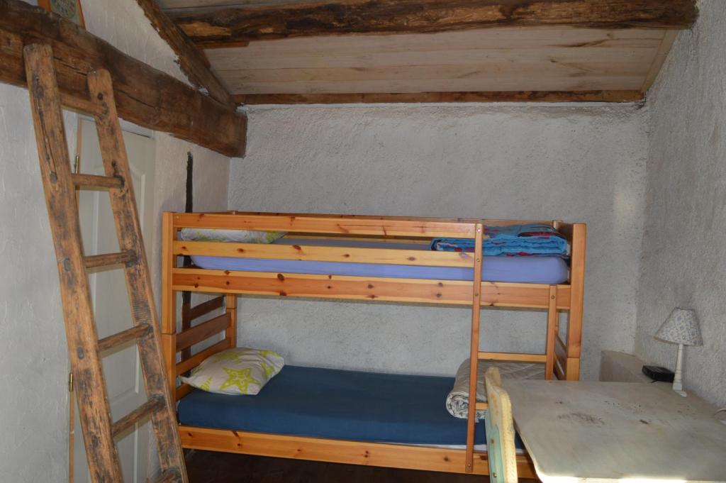 Postel nebo postele na pokoji v ubytování Les Ecuries de la Sabatarié