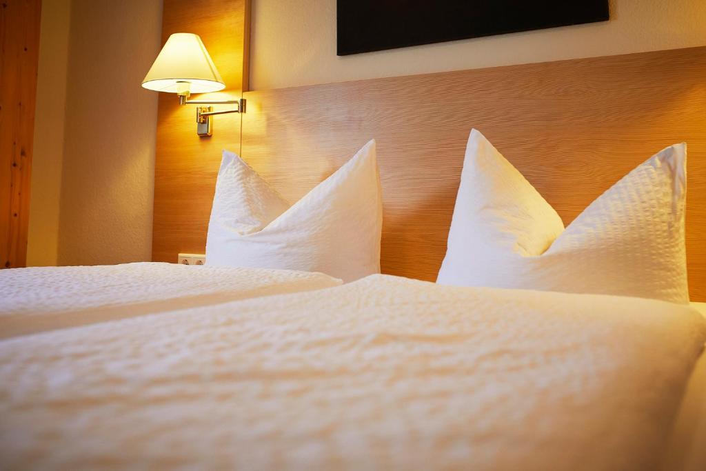 Postel nebo postele na pokoji v ubytování Hotel Gasthof zur Post