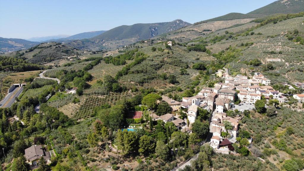 フォリーニョにあるCasa Dei Lecciの丘の小さな村の空中風景