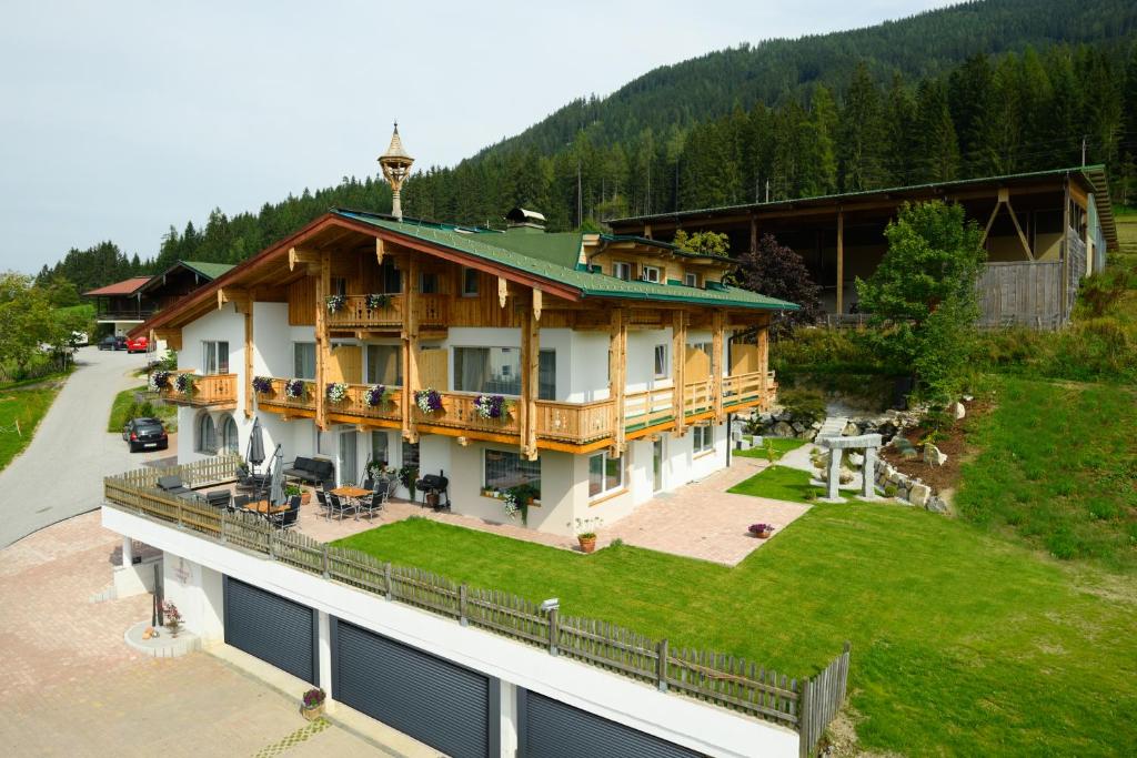 eine Luftansicht auf ein großes Haus mit einem Balkon in der Unterkunft Landhotel Anna in Sankt Martin am Tennengebirge
