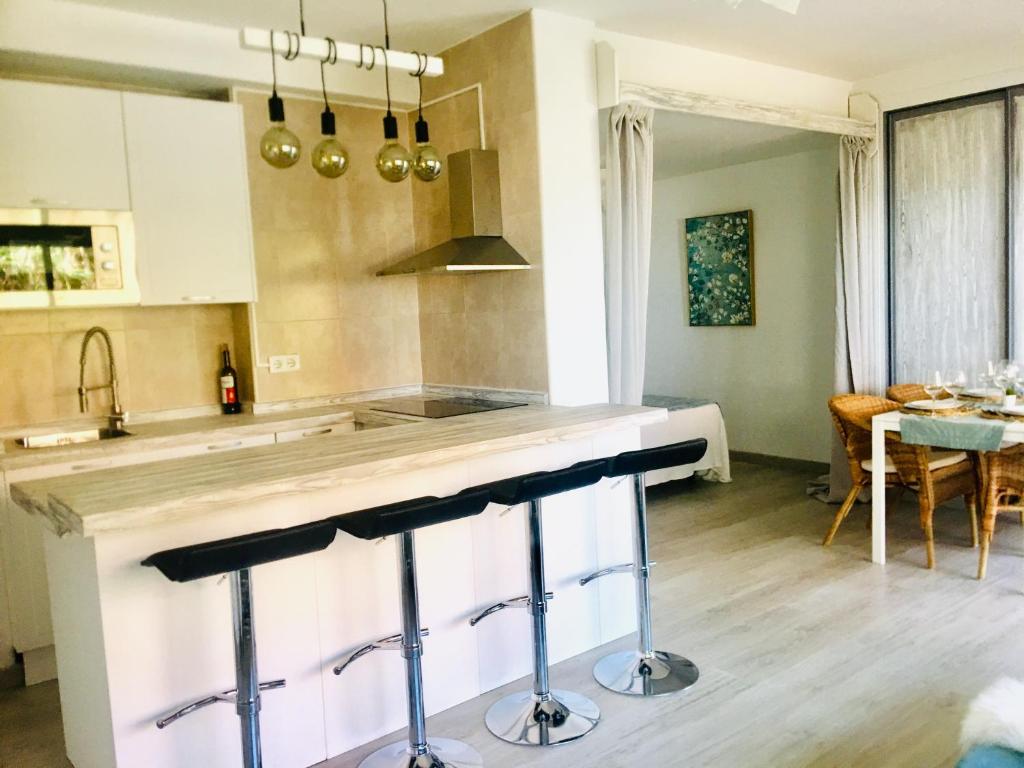 eine Küche mit Theke und ein Esszimmer in der Unterkunft Apto en el Centro, junto a la playa, Marbella in Marbella