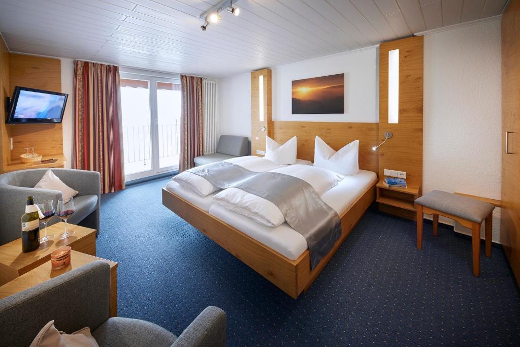um quarto de hotel com uma cama grande e uma secretária em Hotel Gasthof zur Post em Winterberg