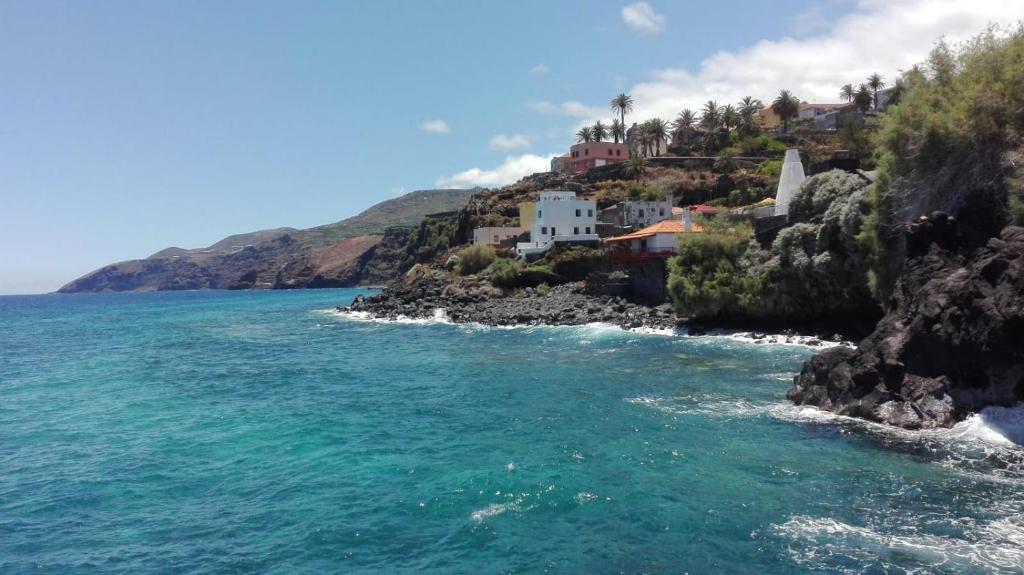 una vista del océano con casas en una montaña en CASA ROAL, en San Andrés