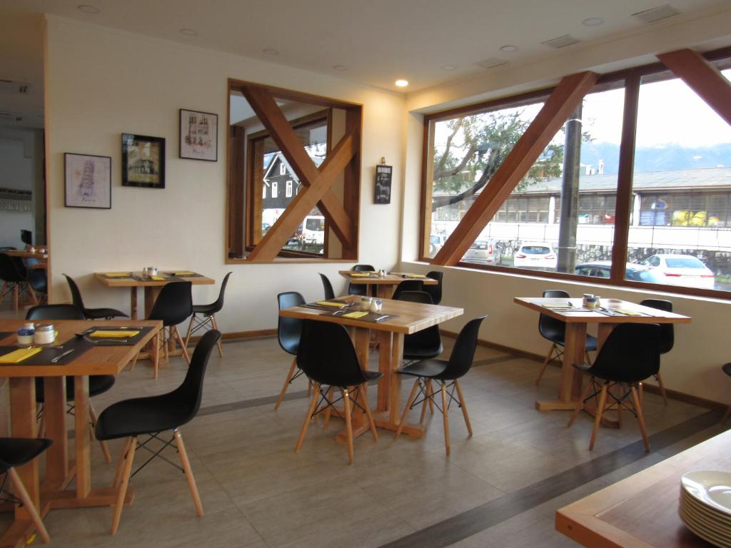 Un restaurante o sitio para comer en Hotel Pucón Indómito