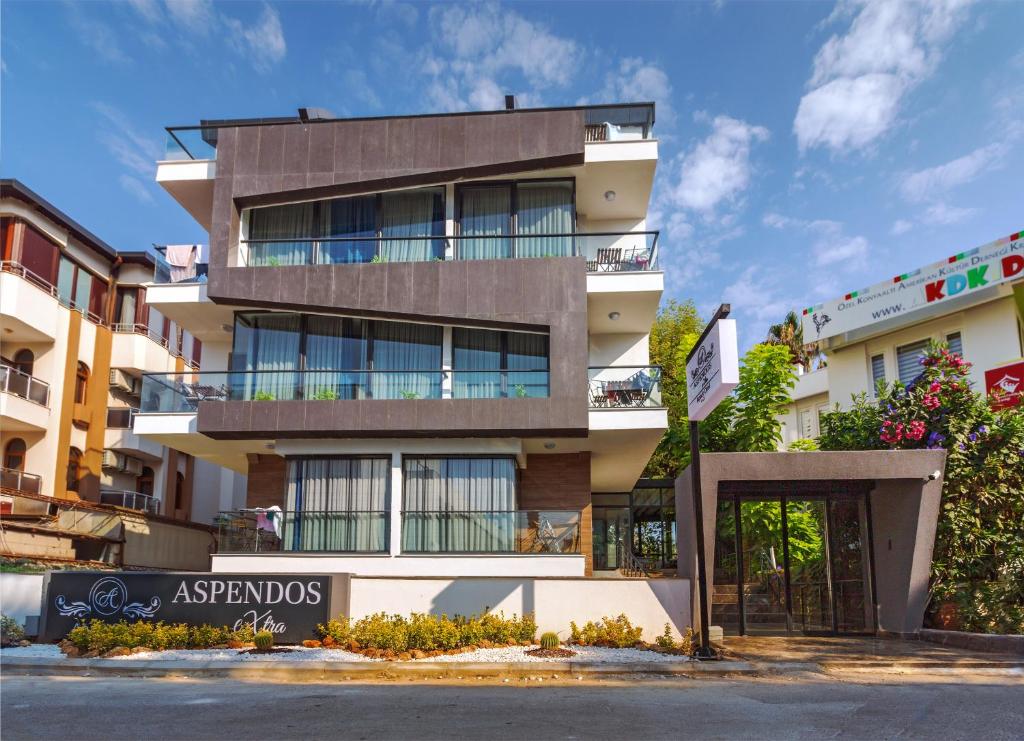 ein Apartmenthaus mit einem Schild davor in der Unterkunft Aspendos eXtra in Antalya