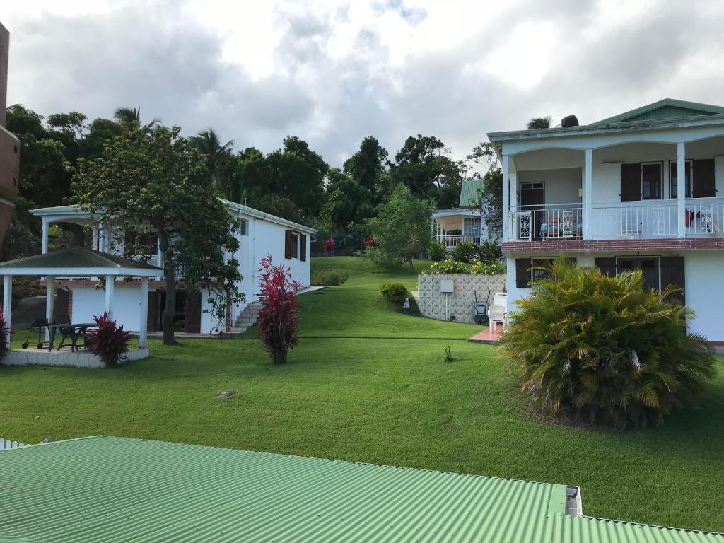a view of the yard of a house at Le repaire des Caraïbes in Trois-Rivières