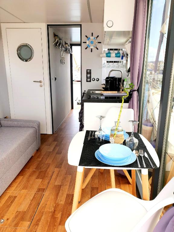 Kuchyň nebo kuchyňský kout v ubytování Houseboat Seabreeze