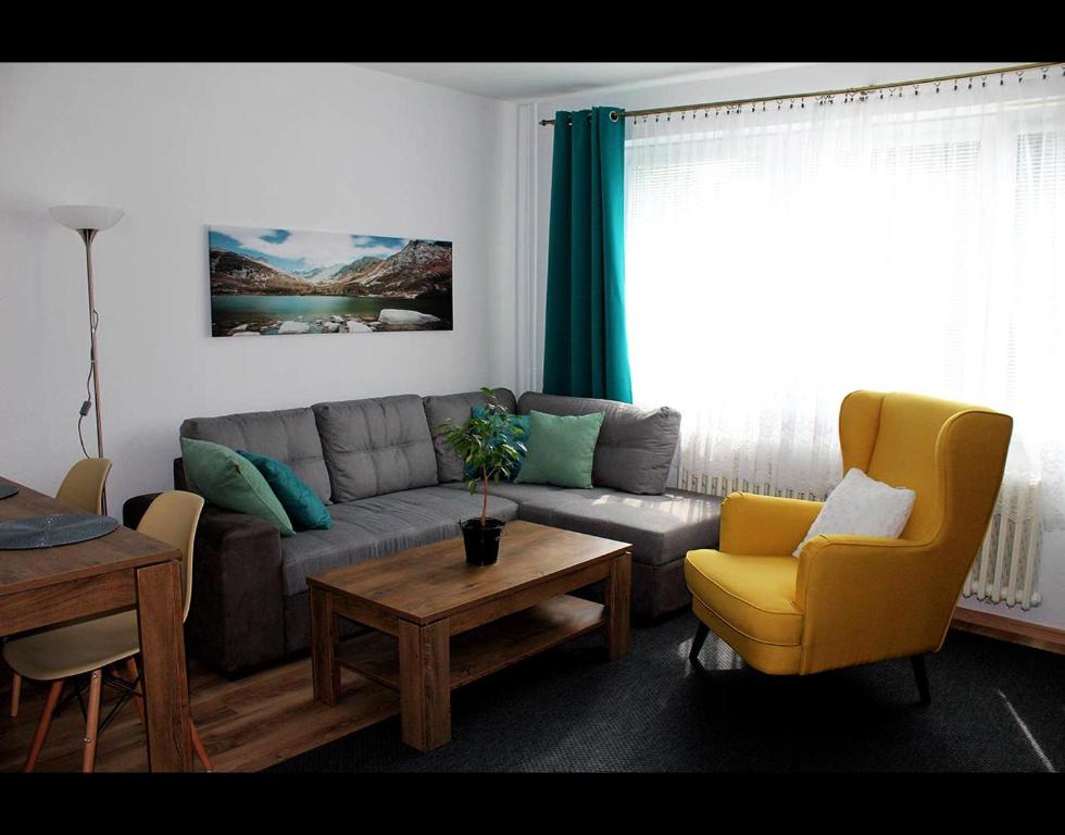 uma sala de estar com um sofá e uma mesa em Villa Brigit em Nová Lesná