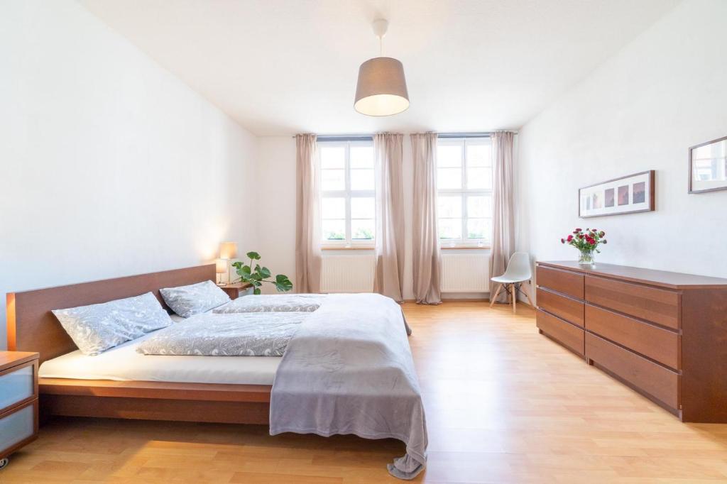 1 dormitorio con 1 cama, vestidor y ventanas en Altstadtbleibe en Naumburg (Saale)