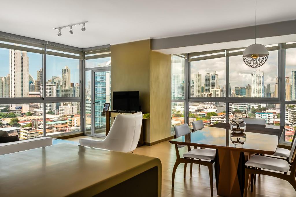 Una sala de estar con vista a una ciudad. en Breath-taking Apartment - PH Quartier Del Mar, en Panamá