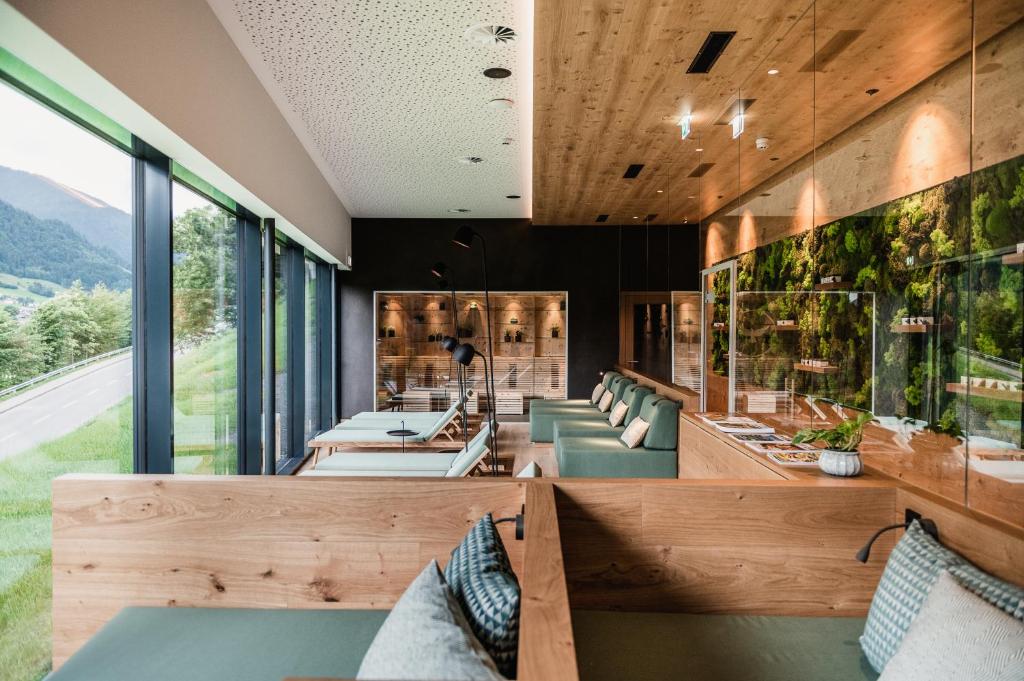 Nespecifikovaný výhled na hory nebo výhled na hory při pohledu z hotelu