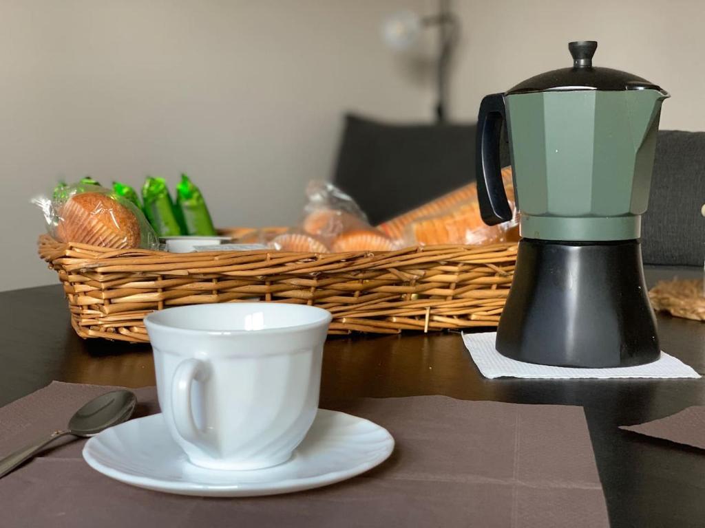 a coffee maker and a cup on a table at Apartamento tranquilo, a 3 minutos del centro. in Logroño