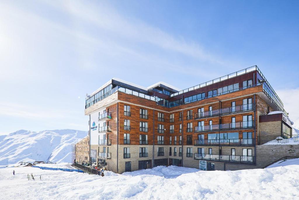 um edifício no topo de uma montanha coberta de neve em Gudauri Loft Apartment 416 em Gudauri