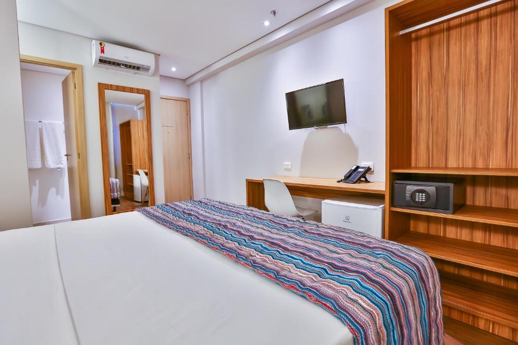 TV a/nebo společenská místnost v ubytování Maringá Airport Hotel