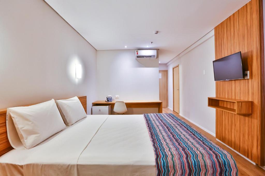 Postel nebo postele na pokoji v ubytování Maringá Airport Hotel