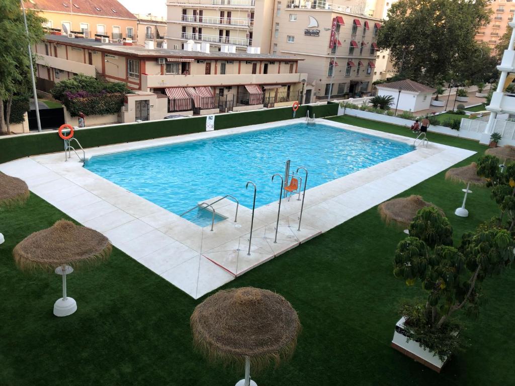 Bazén v ubytovaní Apartamento Los Nidos (La Carihuela) alebo v jeho blízkosti
