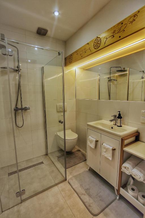 Kúpeľňa v ubytovaní APARTAMENT TATRZAŃSKA LELUJA