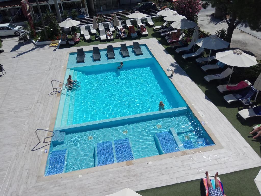 Bazén v ubytování Monte Blu Holiday Apartment nebo v jeho okolí