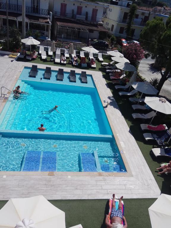 Bazén v ubytování Monte Blu Holiday Apartment nebo v jeho okolí