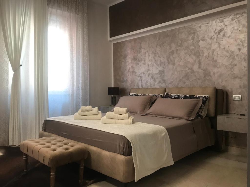 een slaapkamer met een groot bed en handdoeken bij via roma 12 VERONA in Verona