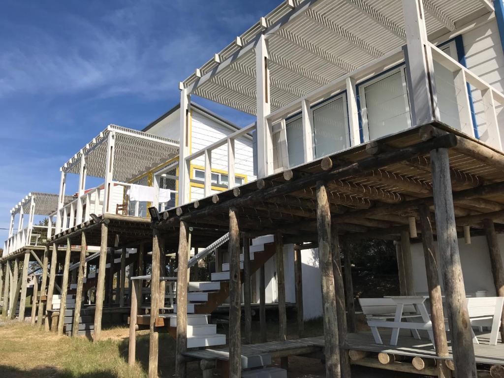 una casa en construcción en la playa en Ukukus, en Punta del Diablo