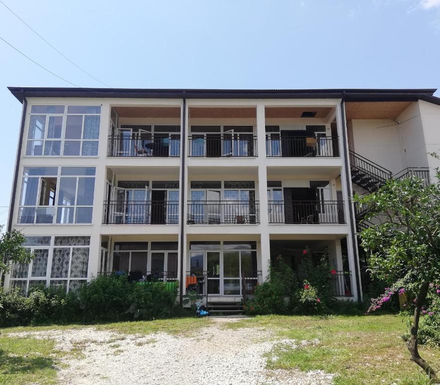un edificio de apartamentos con balcones y patio en Aparthotel na Abovyana 7, en Novi Afon