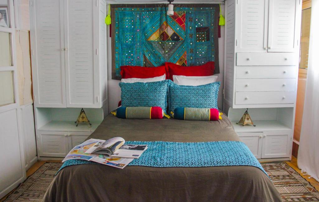 Schlafzimmer mit einem großen Bett und weißen Schränken in der Unterkunft Riad Lunetoile in Essaouira