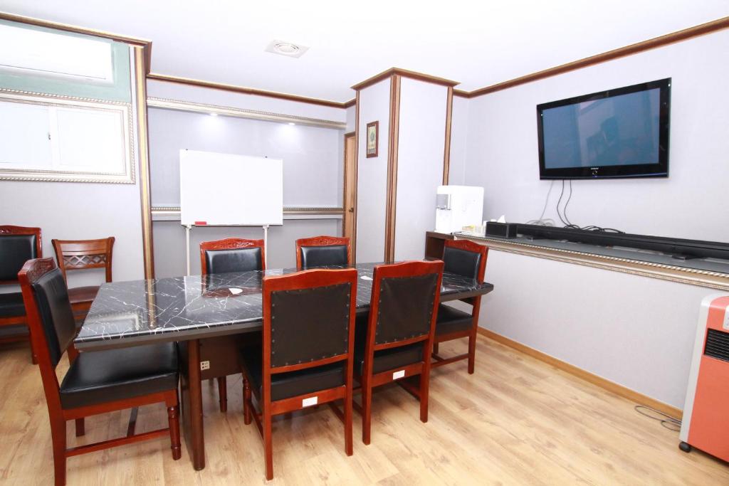 TV a/nebo společenská místnost v ubytování Symphony Hotel
