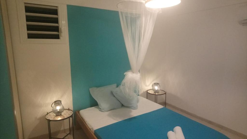 Postel nebo postele na pokoji v ubytování La Kay'Loulou avec spa et piscine