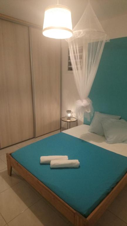 Postel nebo postele na pokoji v ubytování La Kay'Loulou avec spa et piscine