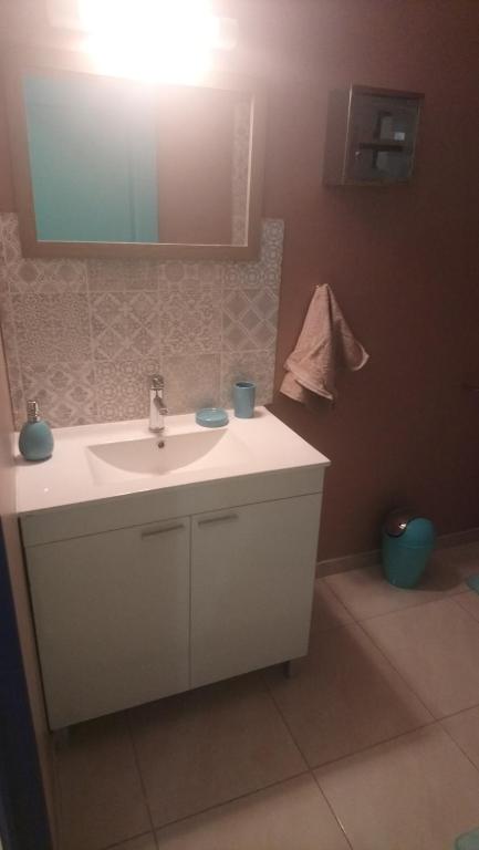 Koupelna v ubytování La Kay'Loulou avec spa et piscine