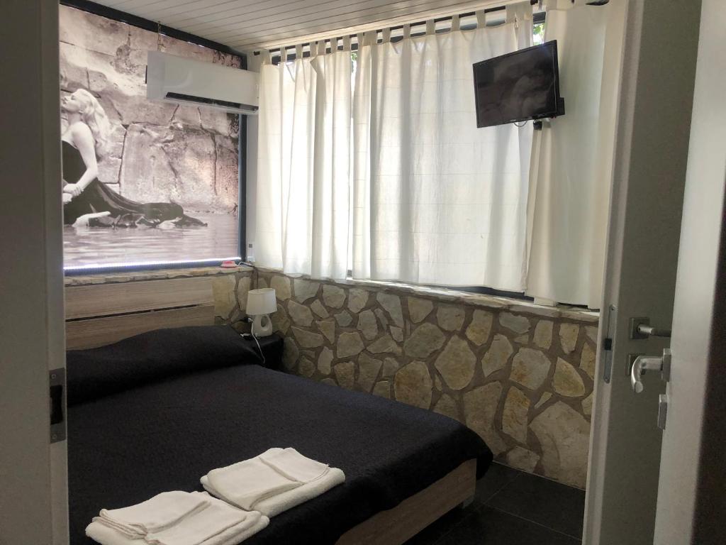 Cette petite chambre comprend un lit et 2 serviettes. dans l'établissement Dolce Vita casa vacanze, à Carini