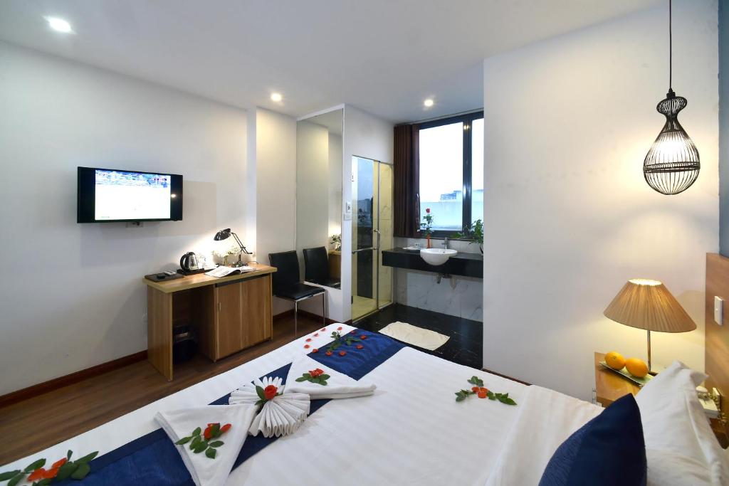 Postel nebo postele na pokoji v ubytování Hanoi Eternity Hotel
