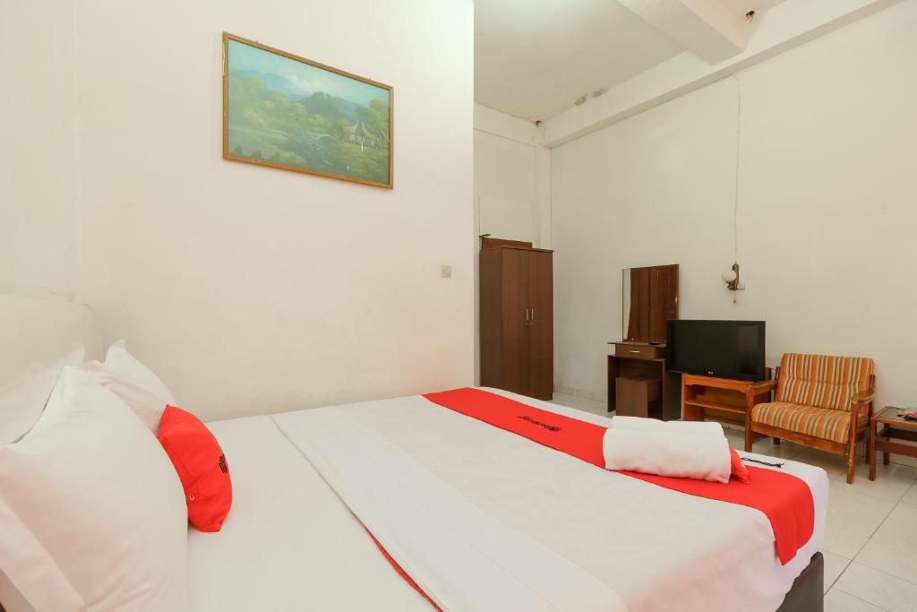 Postel nebo postele na pokoji v ubytování RedDoorz @ Tuktuk Danau Toba