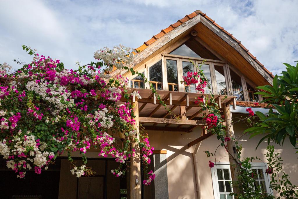 ein Haus mit Blumen auf der Seite in der Unterkunft The Trang Villas in Nha Trang