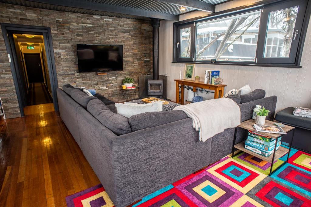un soggiorno con divano e TV di Amber Lodge Mt Buller a Mount Buller