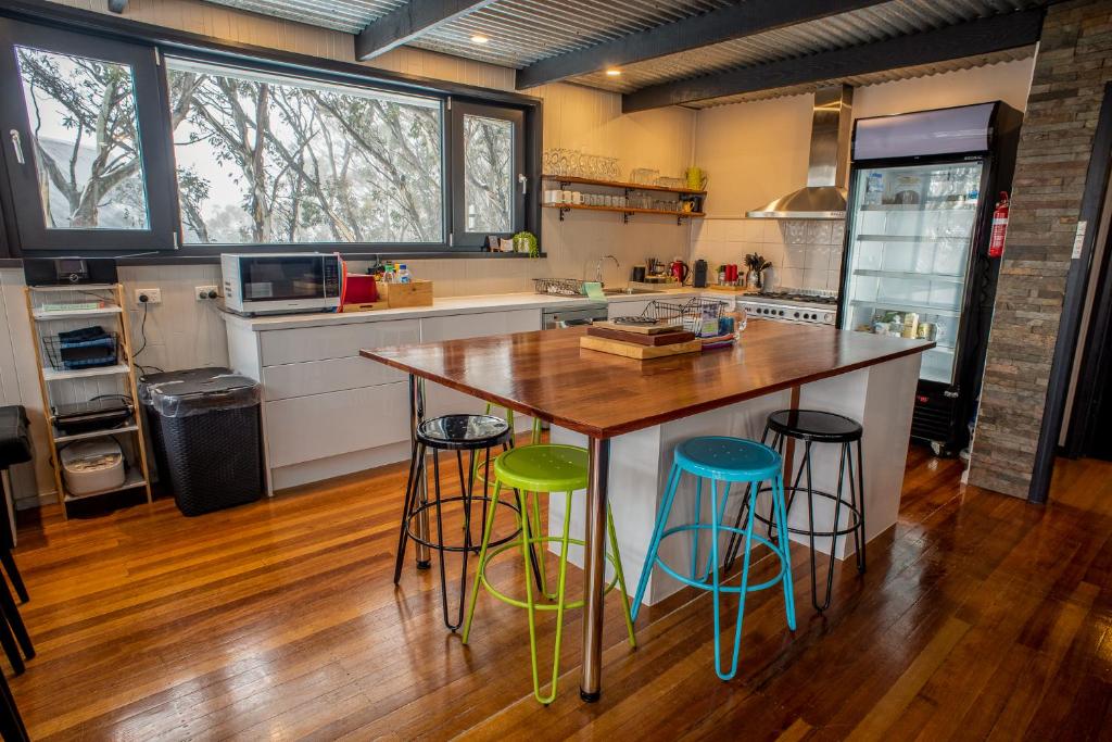 Cucina o angolo cottura di Amber Lodge Mt Buller