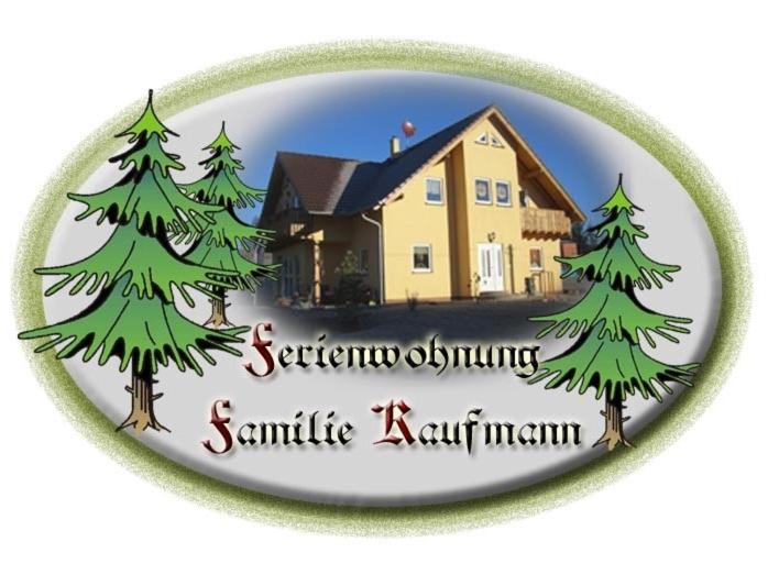 um ornamento de Natal de uma casa com árvores em Ferienwohnung Familie Kaufmann em Langenberg