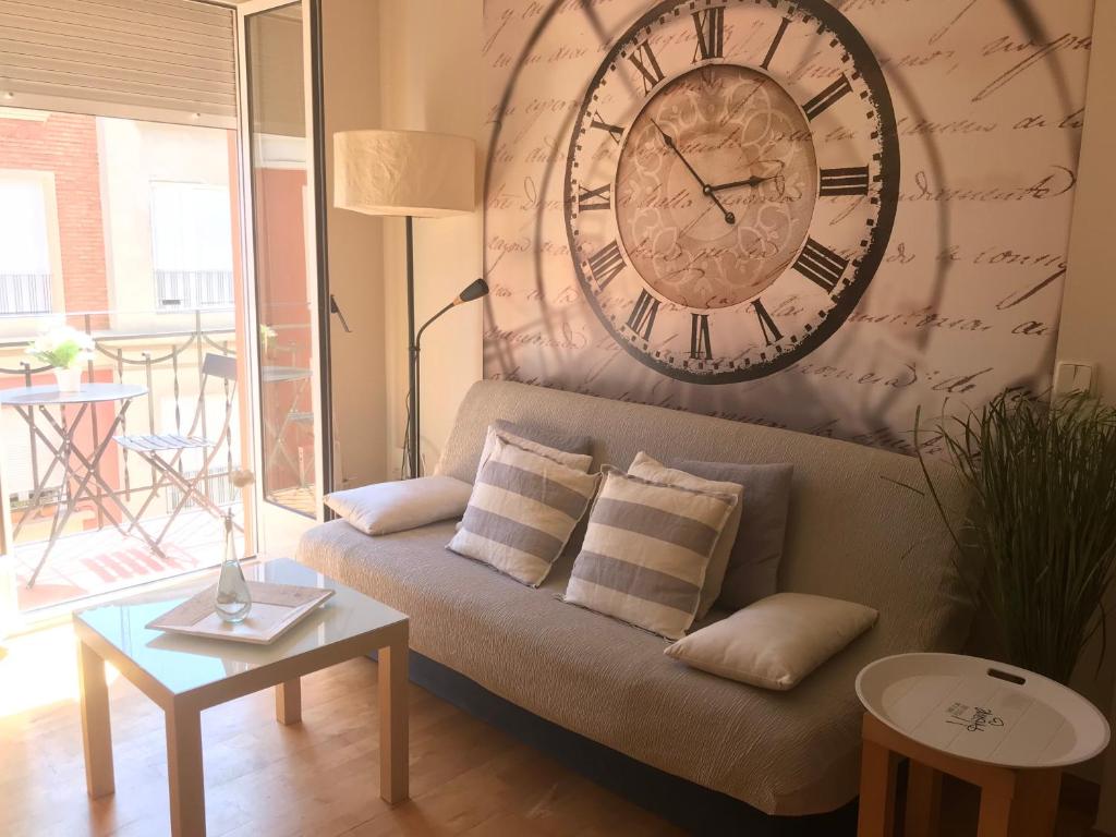 una sala de estar con un reloj grande en la pared en Apartamentos Logroño centro, TIC TAC, wifi en Logroño
